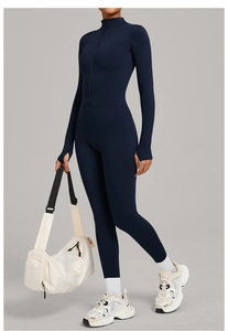Détail du body de yoga en polaire bleu marine avec col montant zippé et passe-pouces