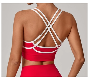 Détail du soutien-gorge de sport rouge avec bretelles croisées et boucles réglables