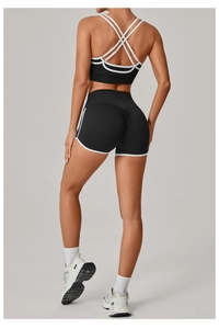 Detail von Cross-Back Sport-BH und High-Waist Scrunch-Leggings mit Kontrastpaspeln