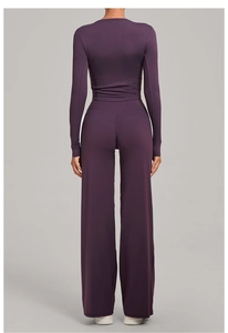 Vue arrière détaillée du haut court violet à manches longues et du pantalon de yoga