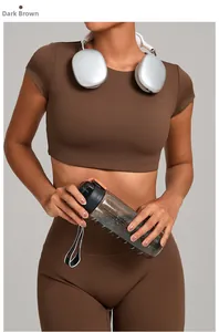 Dettaglio del set da yoga marrone scuro con top corto senza schiena e leggings sportivi