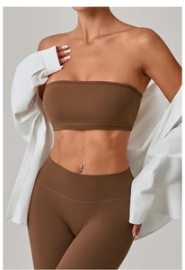 Dettaglio del reggiseno a fascia marrone e leggings da yoga a vita alta senza cuciture