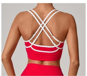 Gros plan des bretelles croisées et des boucles en métal sur le soutien-gorge de sport rose