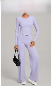 Détail d'un ensemble de yoga lilas avec haut à manches longues et pantalon large