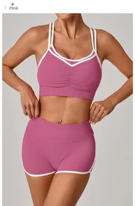 Detail des rosa Fitness-Sets mit gerafftem Sport-BH und High-Waist-Shorts mit weißem Rand