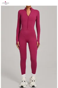 Détails du col montant zippé et des passe-pouces sur la combinaison de yoga rose foncé