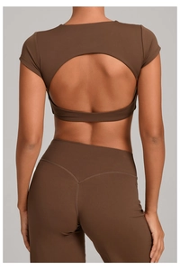 Dettaglio del top da yoga marrone scuro senza schienale con leggings a vita alta e cuciture