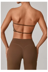 Vista posteriore del reggiseno sportivo marrone con schiena scoperta e leggings