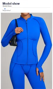 Détail de la veste de yoga bleu roi avec fermeture éclair, passe-pouces et coutures slim
