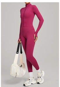 Détail du body de yoga magenta avec col montant zippé et ouvertures pour les pouces