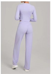 Vue arrière de l'ensemble de yoga lavande avec haut à manches longues et legging évasé