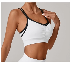 Gros plan d'une brassière de sport blanche avec bordures noires et détail froncé
