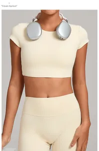 Dettaglio del set yoga albicocca crema con top corto scoperto dietro e leggings