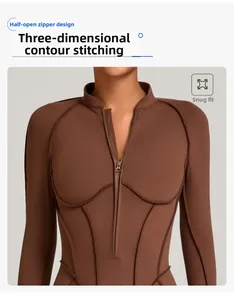 Détail du col montant zippé et des coutures sculptantes 3D sur le body de yoga marron