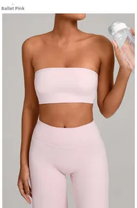 Dettaglio del set yoga rosa balletto con top a fascia e leggings sportivi a vita alta