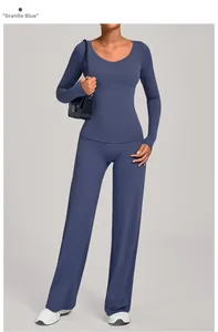 Detail von Granitblauem Yoga-Set mit Langarm-Top und ausgestellter High-Waist-Leggings