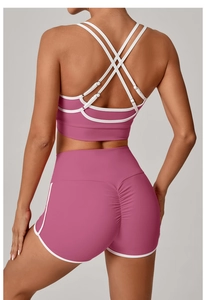 Detail der gerafften Po-Yogashorts in Rosarot und Sport-BH mit Kreuzgurt-Rücken