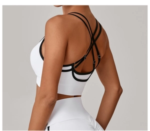 Détail d'une brassière de sport blanche avec bordure contrastée noire et dos croisé