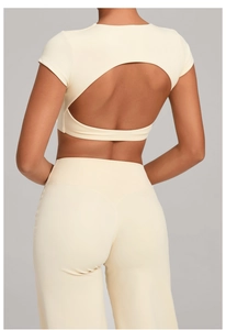 Vista posteriore del set yoga crema con top a schiena scoperta e pantaloni a vita alta