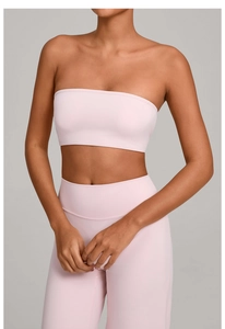 Dettaglio del set reggiseno sportivo a fascia e leggings yoga rosa chiaro a vita alta