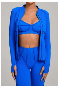 Détail de l'ensemble de yoga bleu avec veste zippée à col montant et passe-pouces
