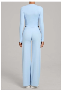Vue arrière d'un ensemble de sport bleu clair avec haut à manches longues et pantalon yoga