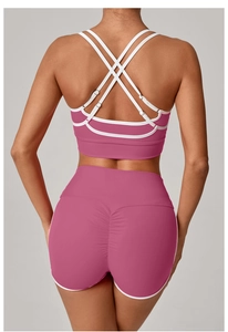 Detail von Sport-Bh mit Kreuzrücken und Scrunch-Yoga-Shorts in Altrosa mit weißer Paspel