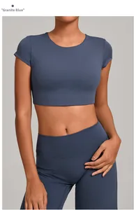 Dettaglio del crop top da yoga blu granito elasticizzato con doppie cuciture sul retro
