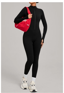 Détail d'une combinaison de yoga thermique noire avec col montant, zip et passe-pouces