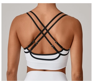 Détail du dos du soutien-gorge de sport blanc avec bretelles croisées contrastées noires