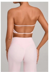Dettaglio del set yoga rosa con reggiseno sportivo schiena scoperta e spalline sottili