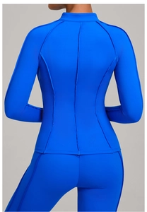 Vue arrière de la veste de yoga bleu électrique ajustée avec coutures de maintien