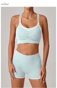 Detail von eisblauem gerafftem Sport-BH mit weißer Paspelung und passenden Shorts