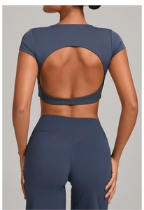 Dettaglio del top da yoga blu nebbia con schiena scoperta e leggings sportivi a vita alta