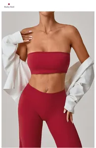 Vista dettagliata del set yoga rosso rubino con reggiseno sportivo e leggings opachi