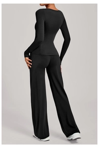 Detailansicht aus schwarzem Slim-Fit Langarmshirt und High-Waist Yoga-Hose mit weitem Bein