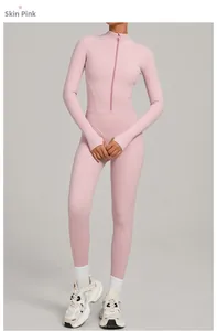 Détail d'une combinaison de yoga rose poudré avec col montant zippé et manches passe-pouce