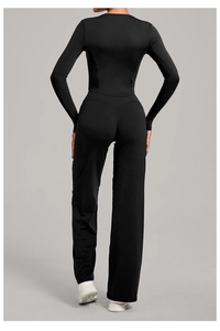 Détail de l'ensemble de sport noir avec haut à manches longues et pantalon de yoga évasé
