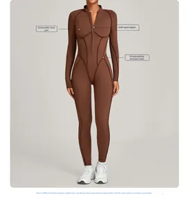 Détail d'un body de yoga marron à manches longues avec col zippé et coutures