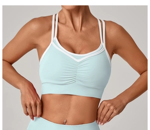 Détail de la brassière de yoga bleu clair avec fines bretelles et liseré blanc contrasté