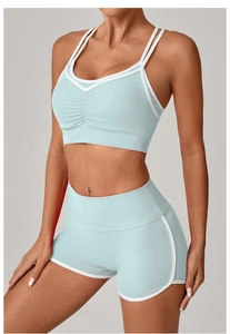 Detail eines hellblauen Yoga-Sets mit Halter-Cross-Strap-BH und High-Waist-Fitness-Shorts