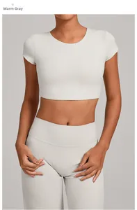 Dettaglio del set yoga grigio pietra calda con top corto senza schiena e leggings sport