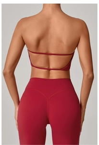 Dettaglio completo del set yoga rosso mattone con reggiseno sportivo e leggings fitness