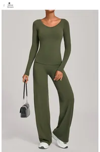 Detail eines olivgrünen Yoga-Sets bestehend aus Langarmshirt und Hose mit hoher Taille