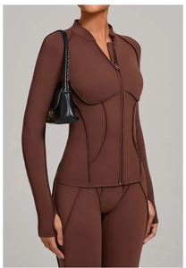 Détail de la veste de yoga moulante à col montant et passe-pouces en marron
