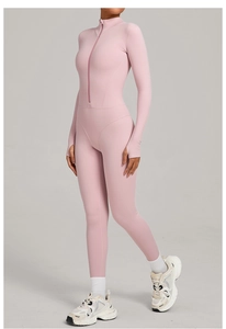 Détail d'une combinaison de yoga thermique rose avec col montant, zip et passe-pouces
