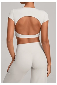 Dettaglio del crop top senza schiena e dei pantaloni da yoga a vita alta per il fitness