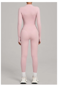 Vue arrière d'une combinaison de yoga rose ajustée montrant les lignes du dos