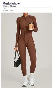 Détail du body à manches longues marron café avec col montant, demi-zip et coutures sport