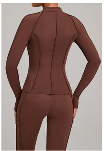 Vue détaillée de la veste de yoga marron avec coutures princesse et passe-pouces